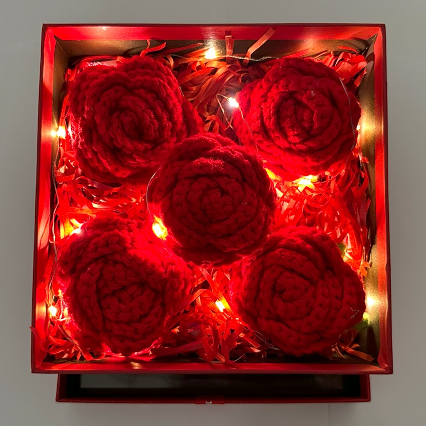 Crochet 5-Red Rose Head in Square GIFT Box | Middle Size