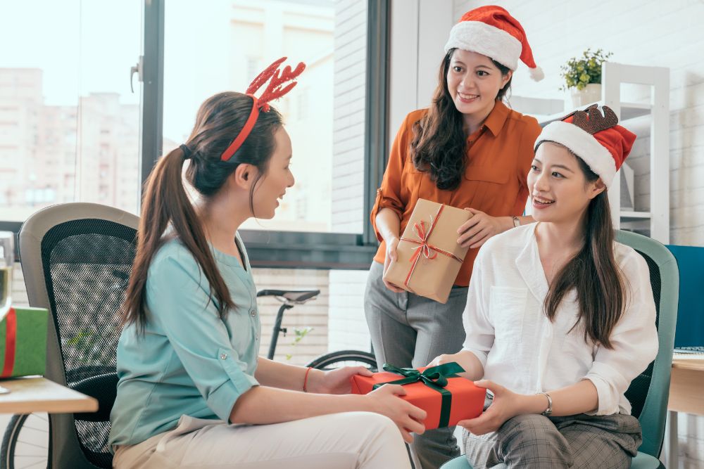 H2 Christmas Gift Ideas To Make The Holiday Season Merry And Bright 1